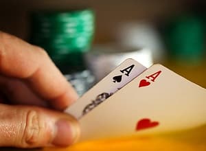 Zwei Asse auf der Pokerhand
