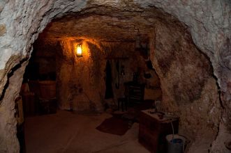 In der Wohnhöhle eines Minenarbeiters