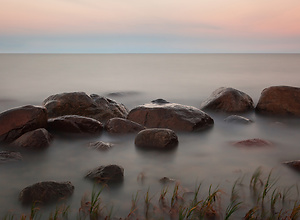 Steine im Wassernebel an der Ostsee