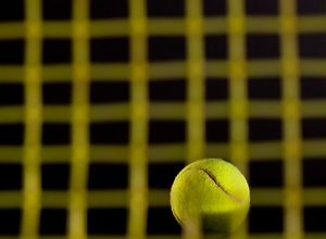 Tennisschläger trifft Tennisball