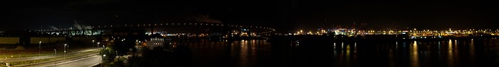 Blick auf die Köhlbrandbrücke und den Hafen bei Nacht