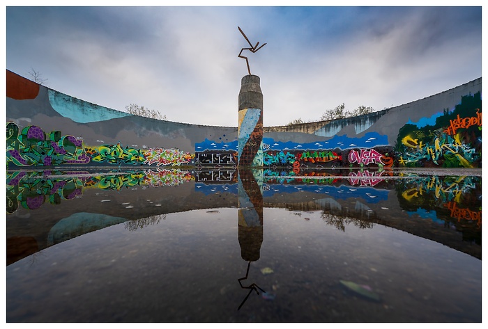 Blick auf die innere Wand voller Graffiti mit Wasserspiegelung