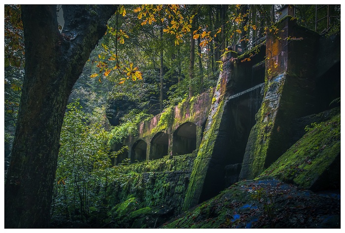 Blick auf die Wehranlage und den auf einem Viadukt errichteten Wasserkanal vom Kraftwerk