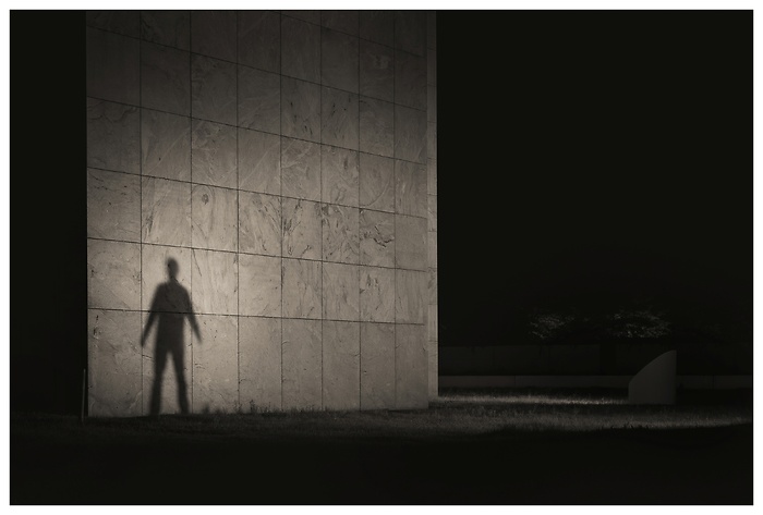 Geheimnisvoller Blick auf einen Schatten an der angestrahlten Wand