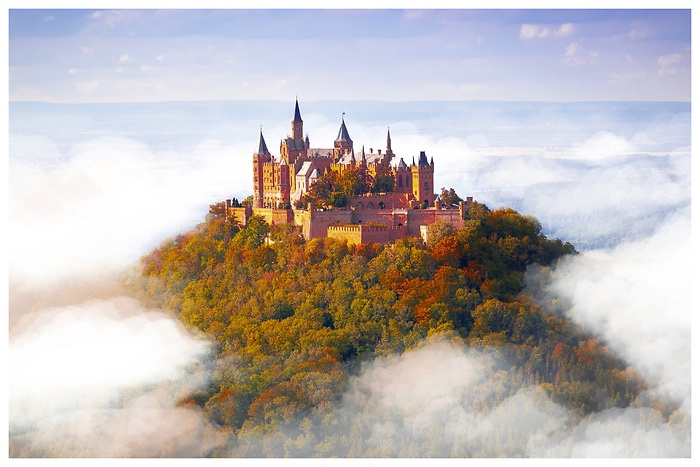 Die Burg Hohenzollern liegt auf einem hohen Berg inmitten mehrerer Wolken im Sonnenuntergang