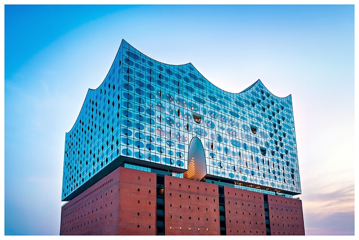 Blick auf die majestätische Elbphilharmonie in Hamburg zur wunderschönen Abendstimmung