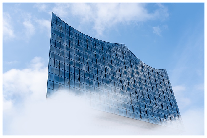 Blick auf die seitliche Fensterfront der Elbphilharmonie eingehüllt in Wolken in Hamburg