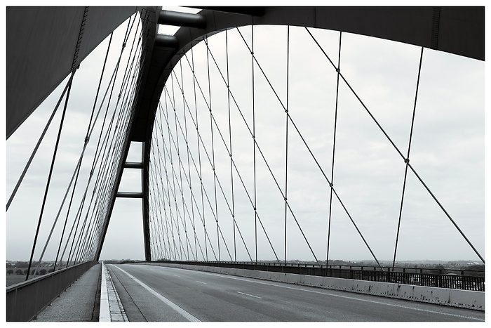 Blick auf die Straße der Fehmarnsundbrücke und ihrem Netzwerkbogen