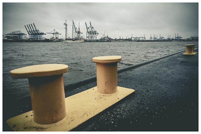 Blick auf die Elbe im Hamburger Hafen bei Regenwetter