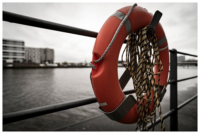 Blick auf einen Rettungsring und die Elbe am Hamburger Hafen