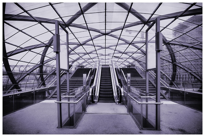 Blick auf die Rolltreppen im U-Bahnhof Elbbrücken in Hamburg