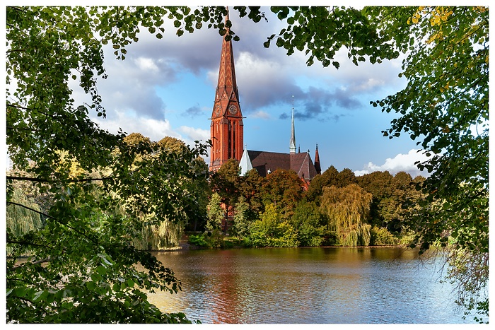 Blick über den Kuhmühlenteich zur Kirche St. Gertrud in Hamburg