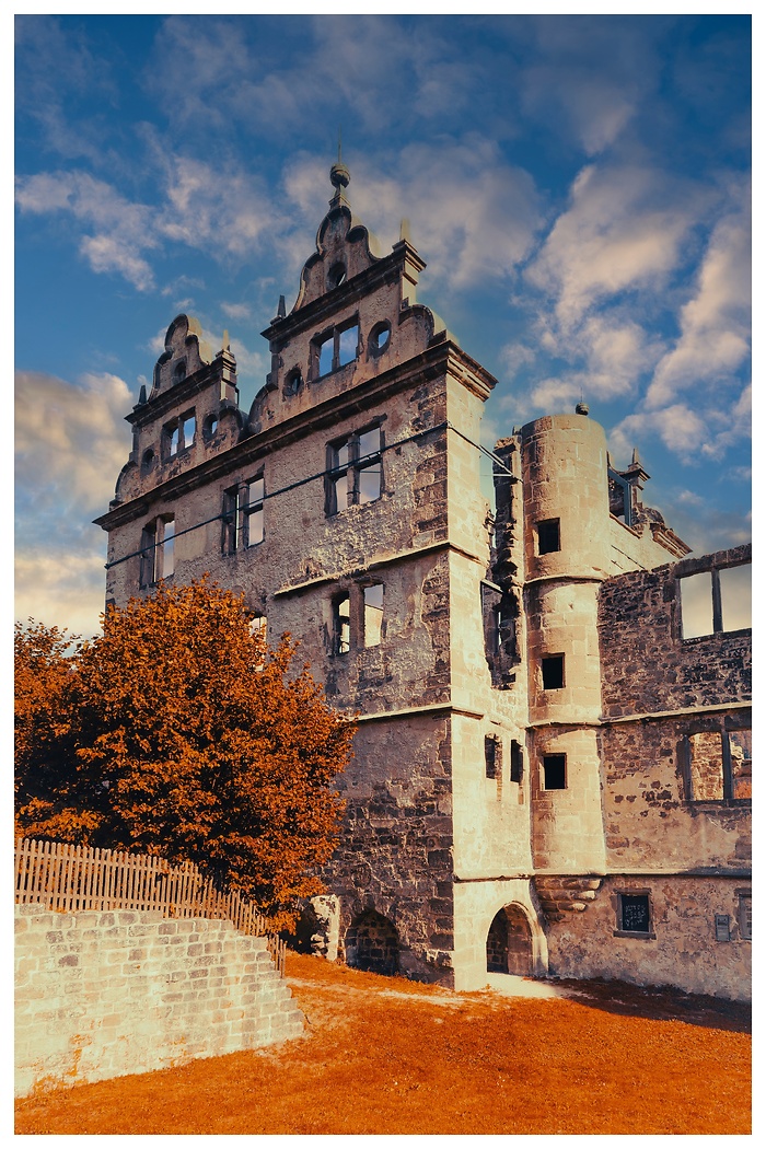 Blick auf eine mächtige Wand der Klosterruine Hirsau