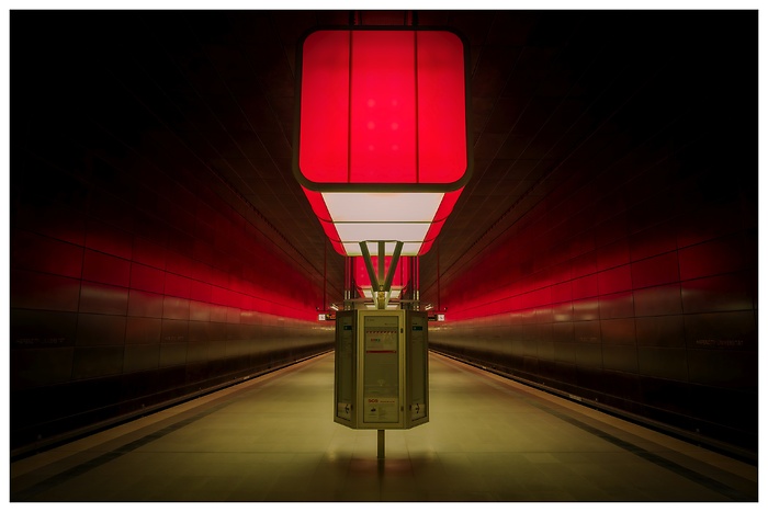 Wunderbarer Blick auf den U-Bahnhof HafenCity Universität mit  Lichterschau