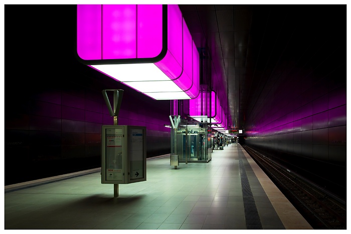 Wunderbarer Blick auf den U-Bahnhof HafenCity Universität mit  Lichterschau