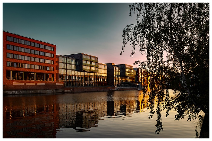 Roter Sonnenuntergang am Osterbekkanal in Hamburg