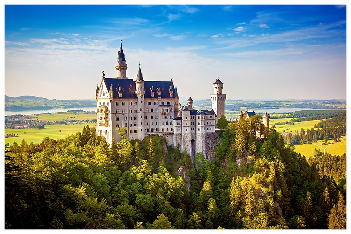 Anblick auf das bezaubernde Märchenschloss Neuschwanstein auf einem Berg bei Füssen im südlichen Bayern