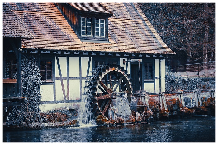 Ansicht der alten Mühle am Blautopf in Blaubeuren