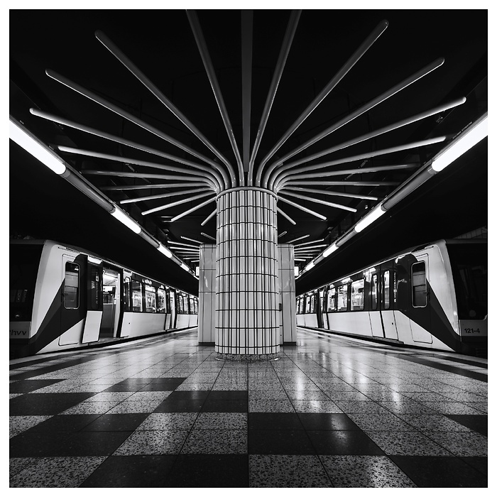 Blick auf zwei Züge in der U-Bahnstation Niendorf Nord in Hamburg