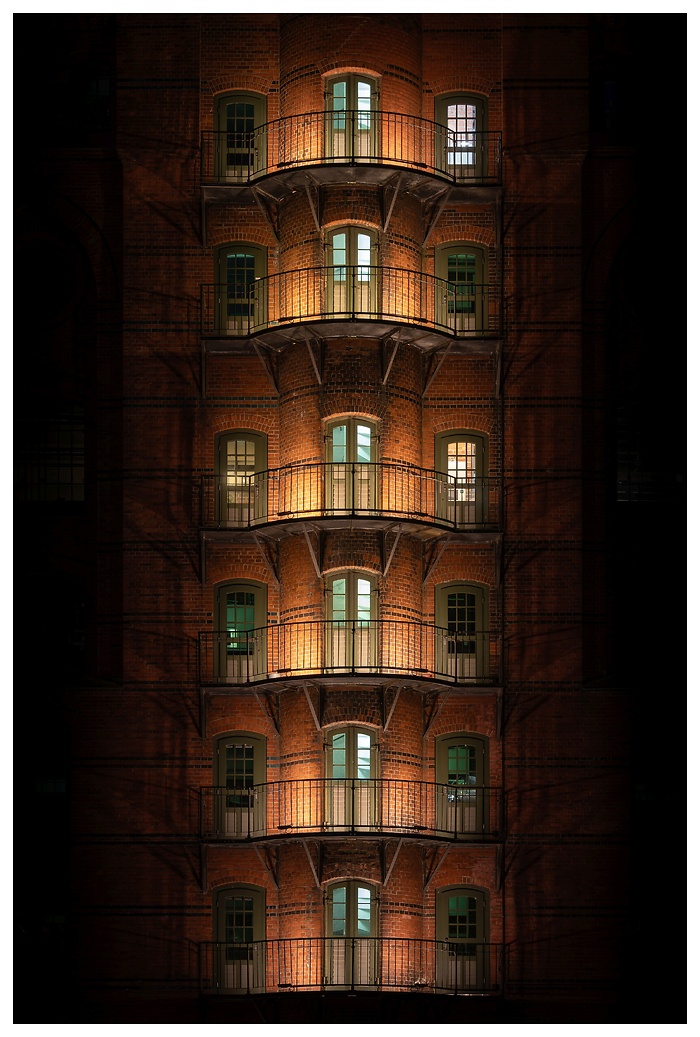 Blick auf mehrere Balkone einer Fassade in der Hamburger Speicherstadt