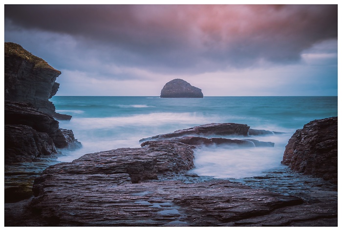 Blick auf die Felsen im Ozean bei Trebarwith Beach zum Sonnenuntergang