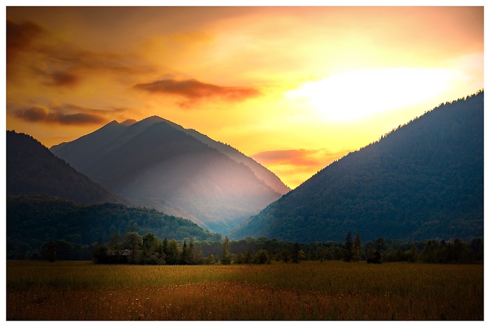 Blick auf den wunderschönen Sonnenuntergang zwischen den Bergen