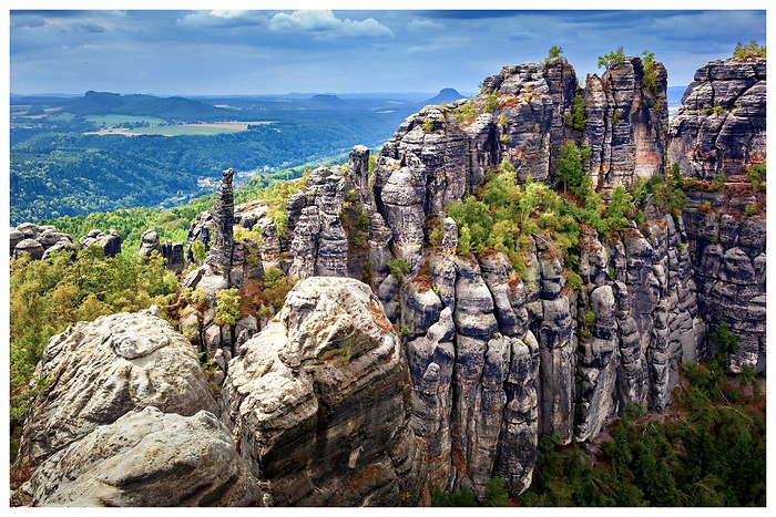 Blick auf gewaltige Gesteinsformationen im Elbsandsteingebirge