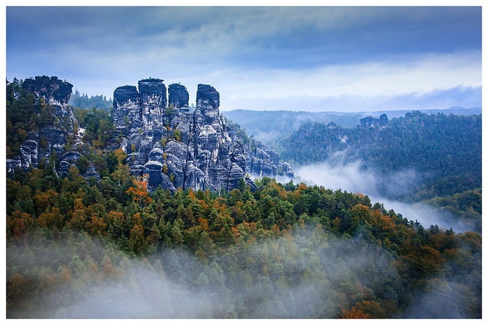 Ansicht wunderschöner Felstürme im Nebel im Elbsandsteingebirge