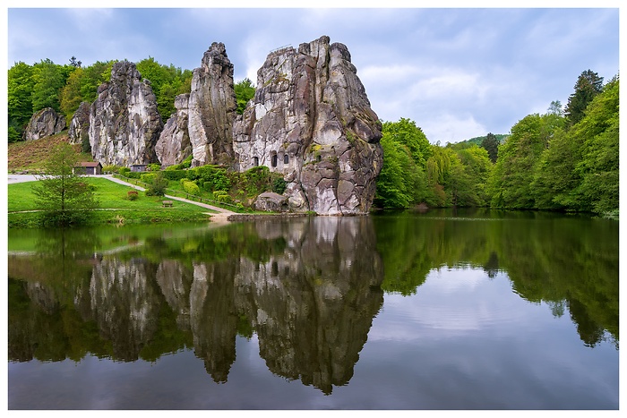 Blick auf die markanten hoch aufragenden Felsformation im Tal der Wiembecke bei Horn-Bad Meinberg in Lippe