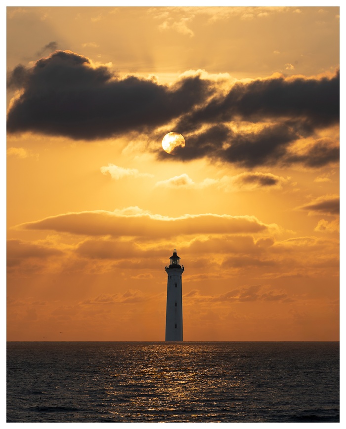 So würde der Sonnenuntergang aussehen, wenn der Leuchttum Lyngvig Fyr direkt am Wasser stünde