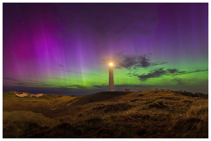 Blick auf den wunderschönen Nachthimmel mit Polarlichtern über dem Leuchtturm in Dänemark