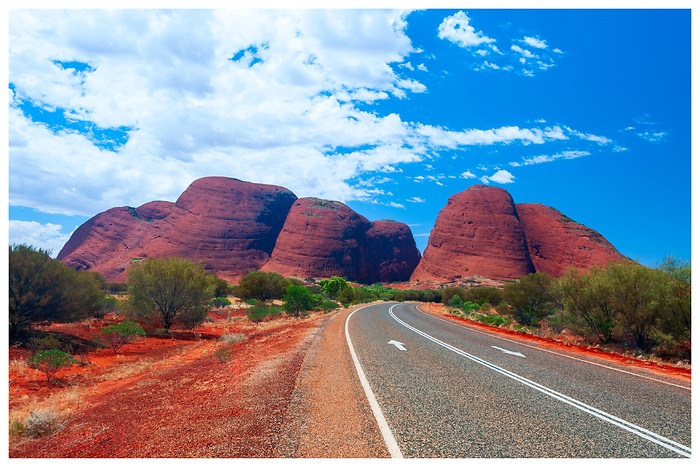 Straße mit Blick auf die Felskuppen Kata Tjuṯa (die Olgas) in Australien