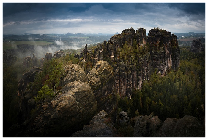 Beeindruckender Blick auf die Felsen der Schrammsteinaussicht im Elbsandsteingebirge