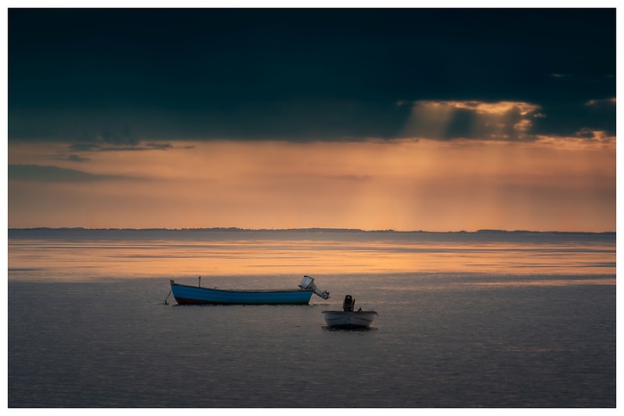 Blick auf zwei Boote im Ringkøbing Fjord im Sonnenuntergang