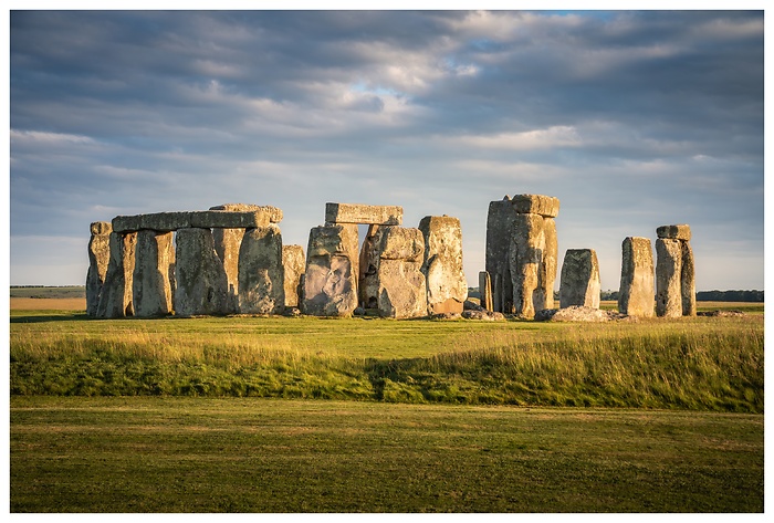 Blick auf die von der Sonne angestrahlten Steine von Stonehenge