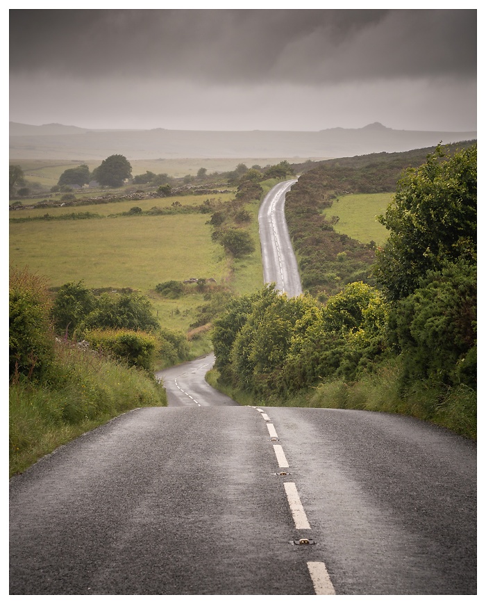 Blick auf eine Landstraße mitten durch die traumhafte Landschaft im Dartmoor