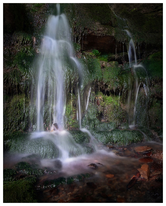 Blick auf einen kleinen Wasserfall