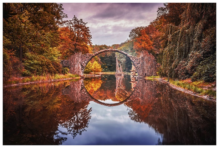 Blick auf die Rakotzbrücke in Kromlau, die auch Teufelsbrücke genannt wird